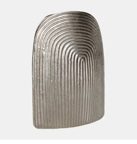 Metal thimble featuring unique grooves